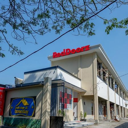Reddoorz Near Padang Golf Adisucipto Hotell Potrojayan Eksteriør bilde