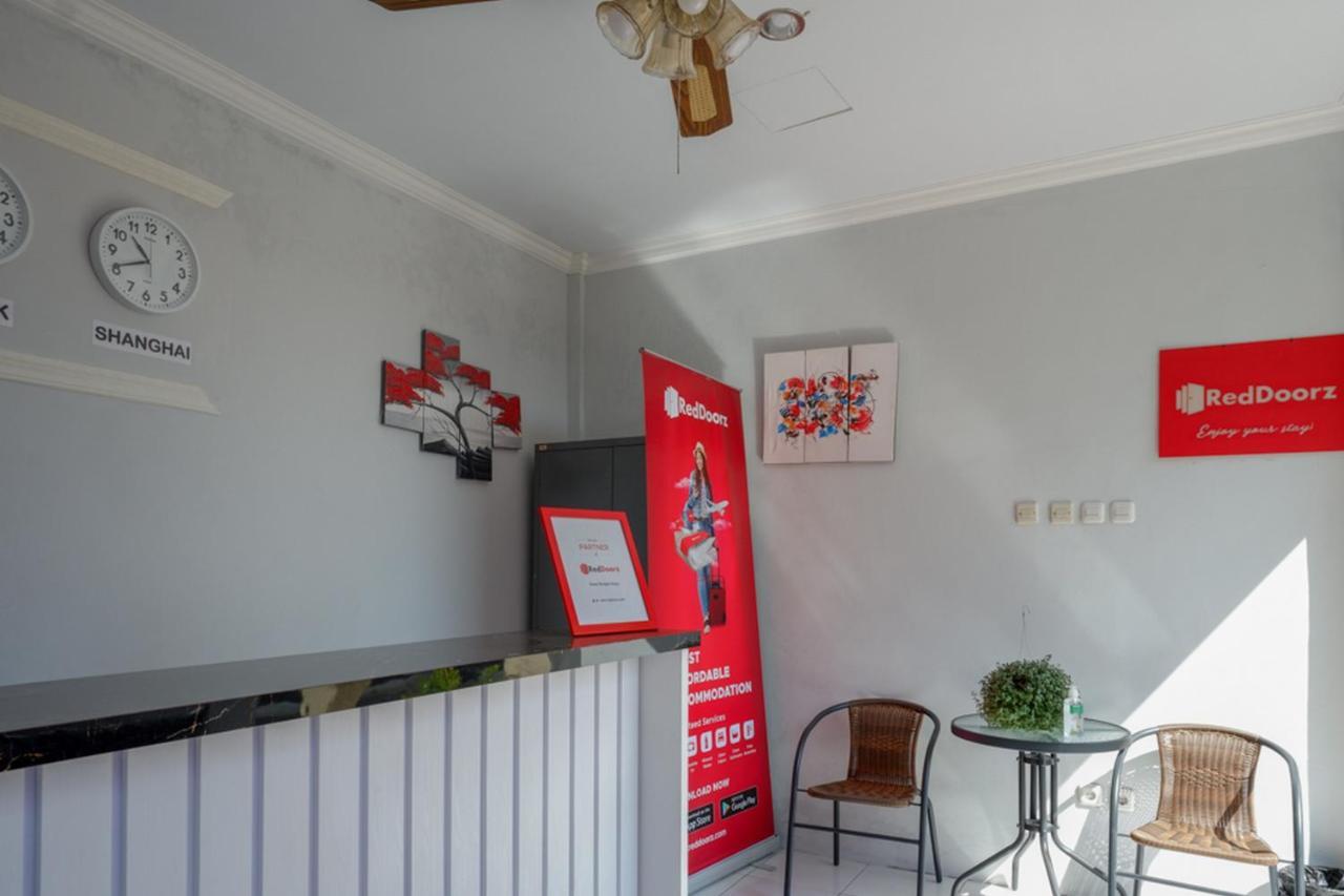Reddoorz Near Padang Golf Adisucipto Hotell Potrojayan Eksteriør bilde