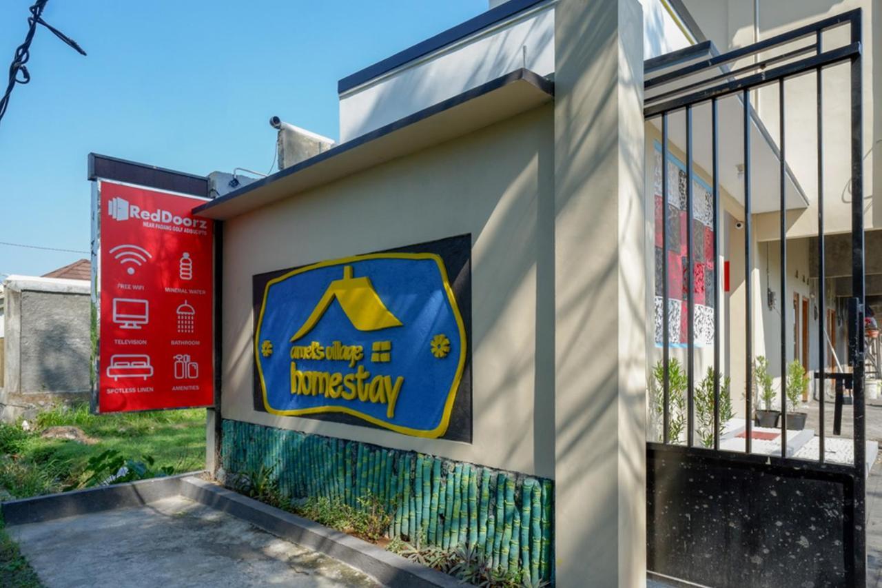 Reddoorz Near Padang Golf Adisucipto Hotell Potrojayan Eksteriør bilde
