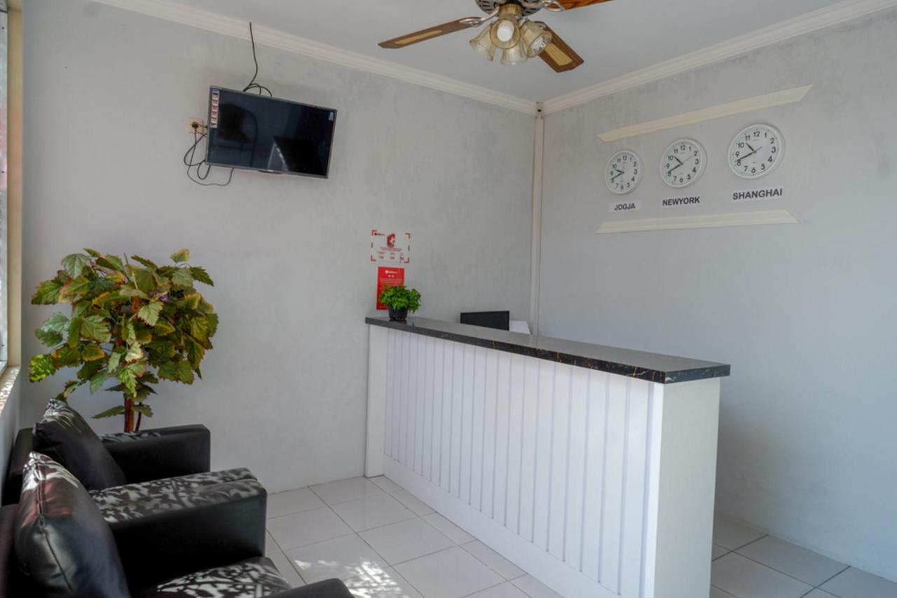 Reddoorz Near Padang Golf Adisucipto Hotell Potrojayan Eksteriør bilde