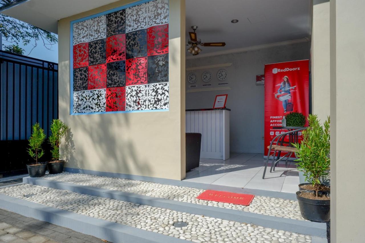 Reddoorz Near Padang Golf Adisucipto Hotell Potrojayan Eksteriør bilde