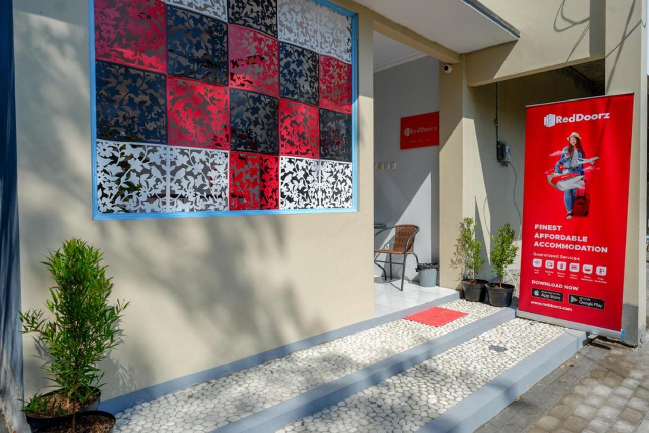 Reddoorz Near Padang Golf Adisucipto Hotell Potrojayan Eksteriør bilde