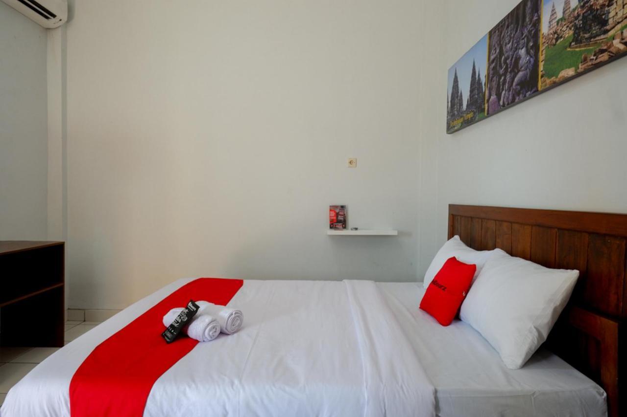 Reddoorz Near Padang Golf Adisucipto Hotell Potrojayan Eksteriør bilde