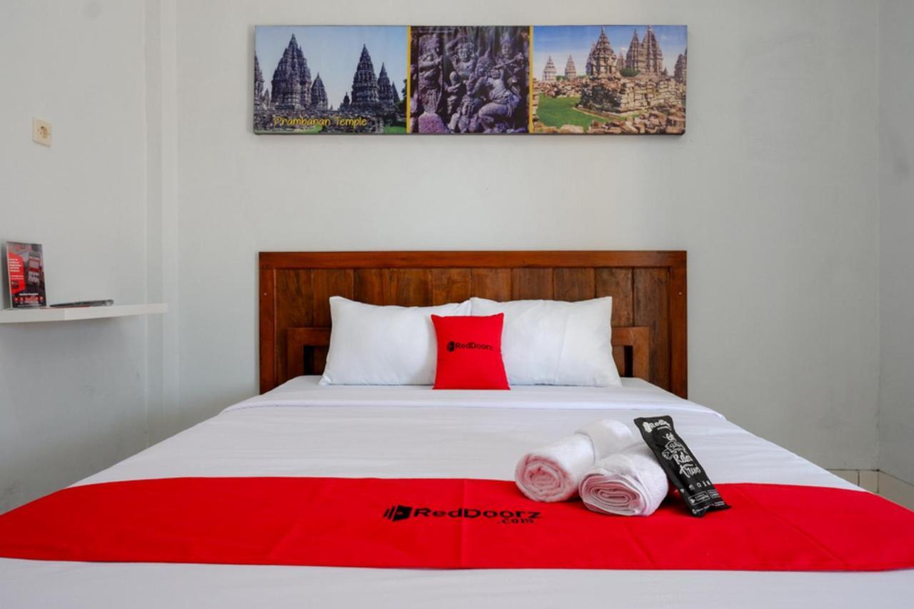 Reddoorz Near Padang Golf Adisucipto Hotell Potrojayan Eksteriør bilde